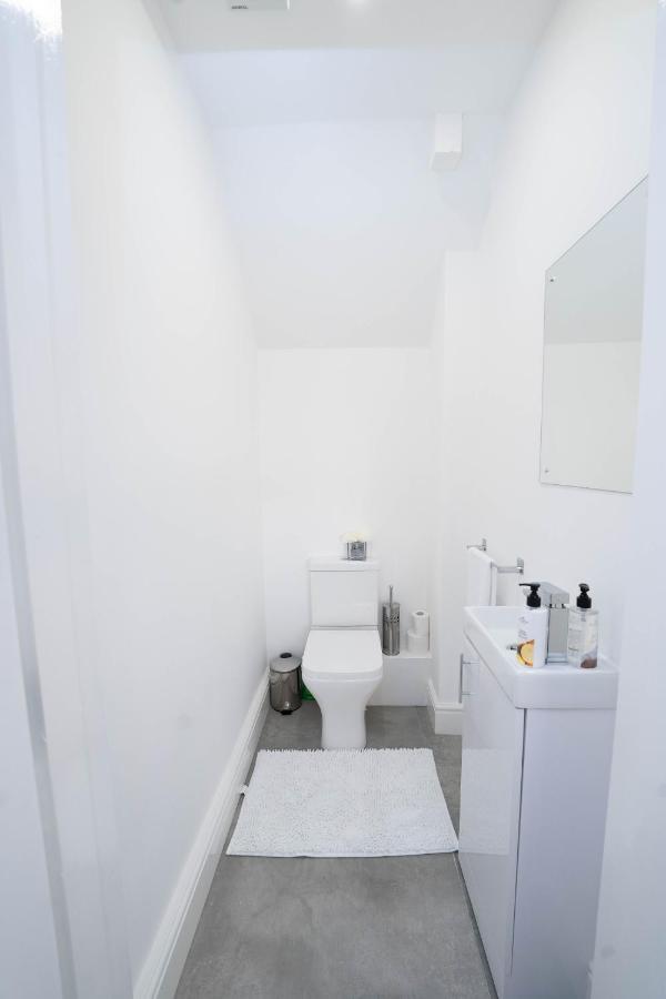Entire Modern Home With Private Parking For 6/8 Persons Worksop Eksteriør bilde