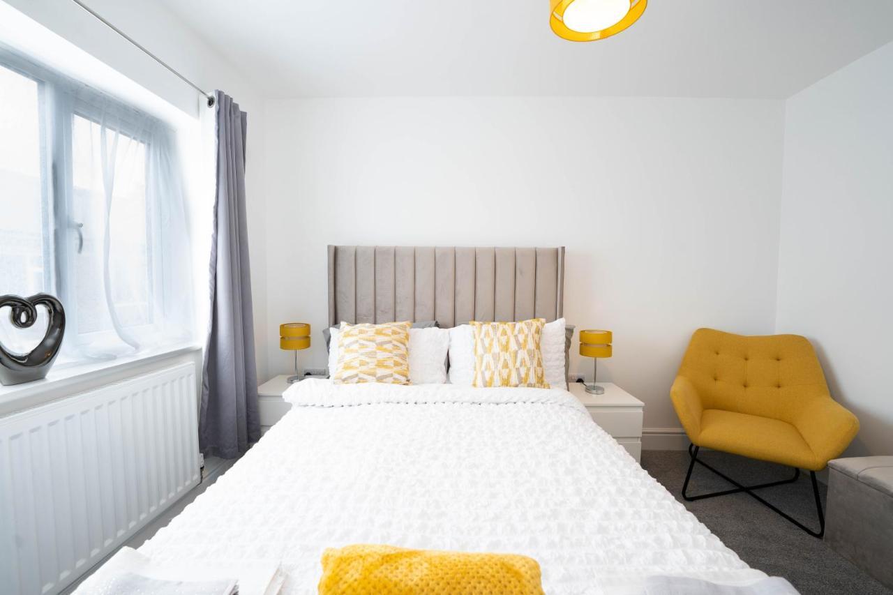 Entire Modern Home With Private Parking For 6/8 Persons Worksop Eksteriør bilde