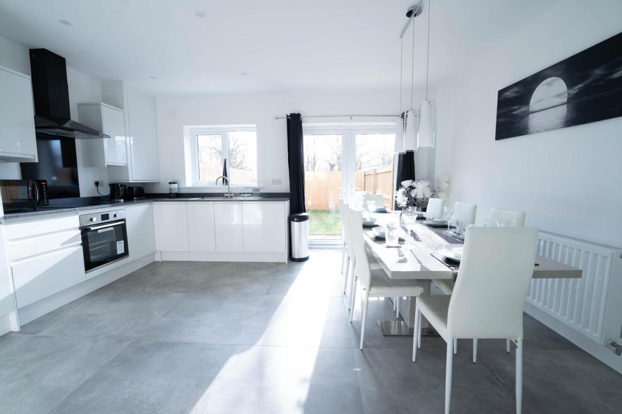 Entire Modern Home With Private Parking For 6/8 Persons Worksop Eksteriør bilde