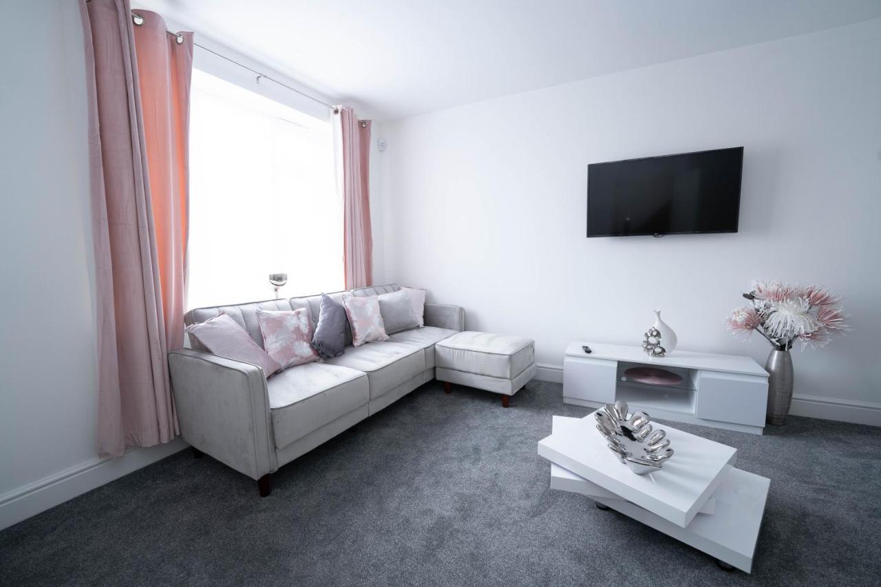Entire Modern Home With Private Parking For 6/8 Persons Worksop Eksteriør bilde